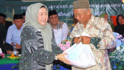 Peringati Tahun Baru Islam, Yohana Ketua TP-PKK OKUS Berikan Bantuan ke Anak Yatim