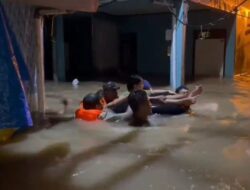 Ibu Hamil Hendak Melahirkan Dievakuasi TNI Polri Dengan Pelampung Ban
