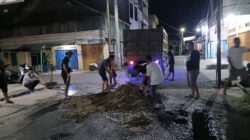 Tanggapi Keluhan Warga, Bupati OKUS Perintahkan Tim Tampal Jalan Berlubang Dipasar Tengah