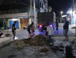 Tanggapi Keluhan Warga, Bupati OKUS Perintahkan Tim Tampal Jalan Berlubang Dipasar Tengah