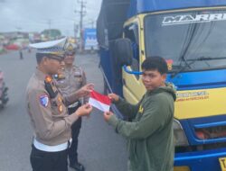 Satlantas Polres OKUS Bagikan Bendera ke Pengendara
