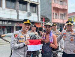 Turun ke Jalan, Kapolres OKUS Pimpin Pembagian Bendera Merah Putih