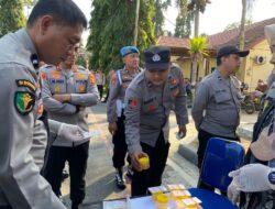 Pastikan Bersih Dari Narkotika, Kapolres OKU Selatan Tes Urine Puluhan Personel
