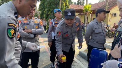 Pastikan Bersih Dari Narkotika, Kapolres OKU Selatan Tes Urine Puluhan Personel