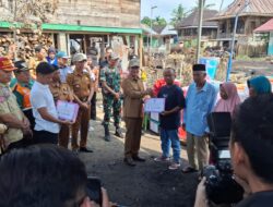 Sambangi Korban Kebakaran di Kisam Ilir, Wabup OKU Selatan Salurkan Bantuan