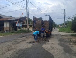 Warga di OKUS Swadaya Tambal Jalan Milik Pemprov Sumsel