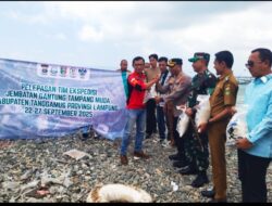 Gabungan Personel Polres Tanggamus  dan Tim Ekspedisi Perbaikan Jembatan Gantung di Pematang Sawah