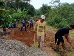 Dukung Aksesibilitas Petani, Kades Durian Sembilan Berbaur Dengan Warga Swadaya Bangun Jalan