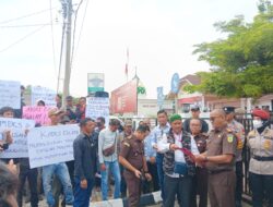 Warga Nilai Kejari Lamban Proses Kepala Desa, Massa Dari Desa Sukarami Gelar Aksi ke Kejari OKUS