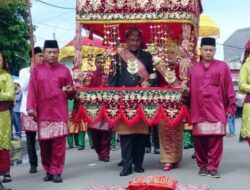 Kenakan Adat Ranau, Bupati OKUS di Arak Menuju Opening FDR