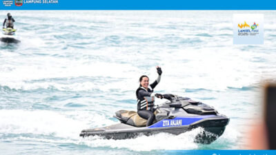Zita Anjani Seberangi Selat Sunda Gunakan Jetski di Acara Lamsel Fest 2025