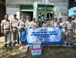 HUT KORPRI Tahun 2025, ASN Polres Way Kanan Salurkan Bansos ke Warga