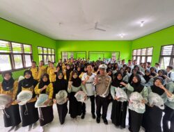 Satlantas Polres Way Kanan Binluh dan Bagikan Helm SNI di SMAN 1 Kasui