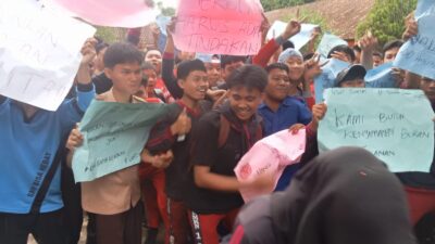 Waka Kesiswaan Diduga Potong Dana PIP, Ratusan Siswa SMK Negeri 01 OKUS Demo ke Sekolah