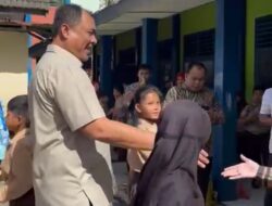 Saat Belajar, Siswa-siswi SD Negeri 03 Sumeringah Saat Dikunjungi Bupati OKUS