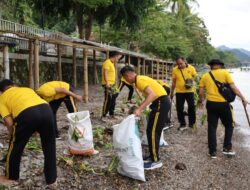 Polres OKU Selatan Sisir Sampah di Kawasan Wisata Danau Ranau