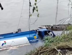 Mobil Tangki BBM Terjun Bebas Ke Sungai di Kelurahan Kisau OKU Selatan.