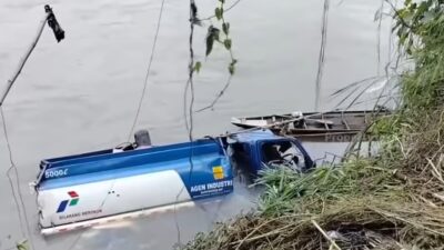 Mobil Tangki BBM Terjun Bebas Ke Sungai di Kelurahan Kisau OKU Selatan.