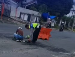 Cegah Lakalantas, Personel Satlantas Polres OKUS Tambal Jalan Berlubang di Seputar Pasar Muaradua