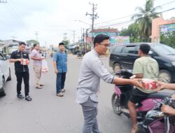 Bintara Polri Angkatan 2006 Dregs Bagikan Takjil ke Pengguna Jalan di Simpang Pemkab