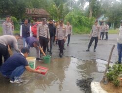Personel Polres Perbaiki Jalan Berlubang di Simpang Tiga Gunung Pasir
