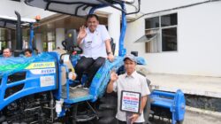 Hasil Audiensi ke Kementeian, Bupati dan wabup OKU Selatan Serahkan 8 Unit Hand Traktor kepada Kelompok Tani
