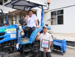 Hasil Audiensi ke Kementeian, Bupati dan wabup OKU Selatan Serahkan 8 Unit Hand Traktor kepada Kelompok Tani