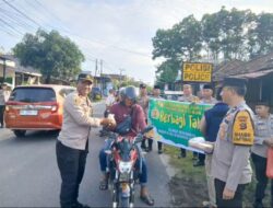 Polsek Madang Suku I Bagikan Takjil kepada Pengguna Jalan