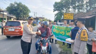 Polsek Madang Suku I Bagikan Takjil kepada Pengguna Jalan