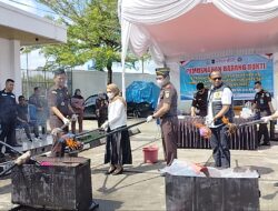 Kejari OKUS Musnahkan Barang Bukti Tindak Kejahatan