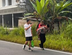 Peduli, Kapolres OKUS Bantu Warga yang Membutuhkan Pertolongan di Pinggir Jalan