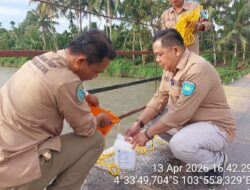 Pastikan Keasrian Sungai, DLH OKUS Ambil Sample di Sejumlah Sungai