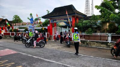 Jaga Keselamatan, Personel Lantas Polres OKU Selatan Aktifkan Bantu Penyeberangan Siswa