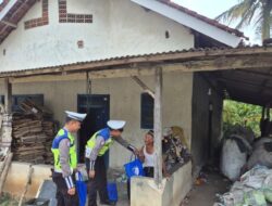 Satlantas Polres Mesuji Gelar Bhakti Sosial Bagikan 10 Paket Sembako Kepada Warga Kurang Mampu
