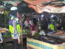 Sambangi Pasar, Polantas Polres OKUS Sapa Pedagang Lewat Program Polantas Menyapa