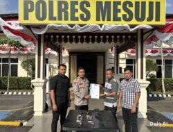 Kapolres Mesuji Terima Penyerahan 9 Pucuk Senjata Api Rakitan dan 6 Butir Amunis