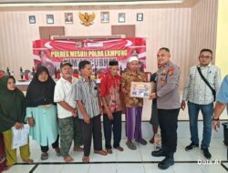 Polres Mesuji Gelar Jumat Curhat di Desa Mekar Sari, Bagikan 25 Paket Sembako dan Imbau Warga Cegah Karhutla