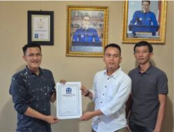 Ketua ASPEKINDO Lampung Serahkan SK DPK Lampung Tengah ke Angga Irawan