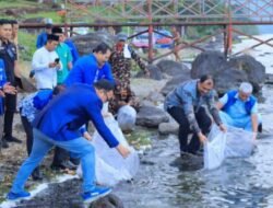 Bupati OKU Selatan Bersama Pengurus PAN Sumsel Tebar Benih Ikan di Danau Ranau