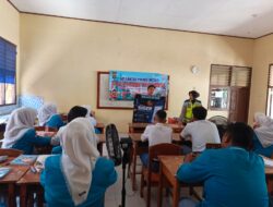 Sat Lantas Polres Mesuji Sosialisasikan Aplikasi Siger Lampung Presisi di SMP Satu Atap 1 Simpang Pematang