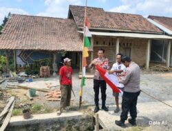 Sat Binmas Polres Mesuji Turun Langsung, Bagikan dan Pasang Bendera Merah Putih Sambut HUT RI ke-81