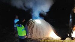 Polsek Pedes Padamkan Pembakaran Sekam yang Ganggu Pengguna Jalan 