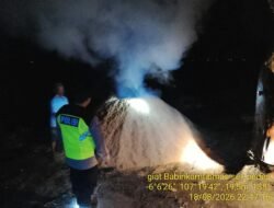 Polsek Pedes Padamkan Pembakaran Sekam yang Ganggu Pengguna Jalan 