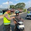 Satlantas Polres OKU Selatan Bagikan 50 Masker kepada Pengguna Jalan di Tengah Asap Karhutla