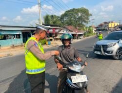 Satlantas Polres OKU Selatan Bagikan 50 Masker kepada Pengguna Jalan di Tengah Asap Karhutla