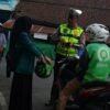 Viral di Medsos, Personel Lantas Polres OKUS Bantu Siswi SMK yang Hendak Magang Tanpa Ongkos