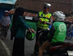 Viral di Medsos, Personel Lantas Polres OKUS Bantu Siswi SMK yang Hendak Magang Tanpa Ongkos
