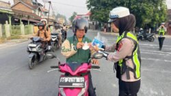 Antisipasi Debu Vulkanik, Satlantas Polres OKUS Bagikan Masker di Muaradua