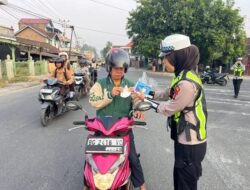 Antisipasi Debu Vulkanik, Satlantas Polres OKUS Bagikan Masker di Muaradua