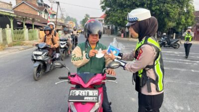 Antisipasi Debu Vulkanik, Satlantas Polres OKUS Bagikan Masker di Muaradua